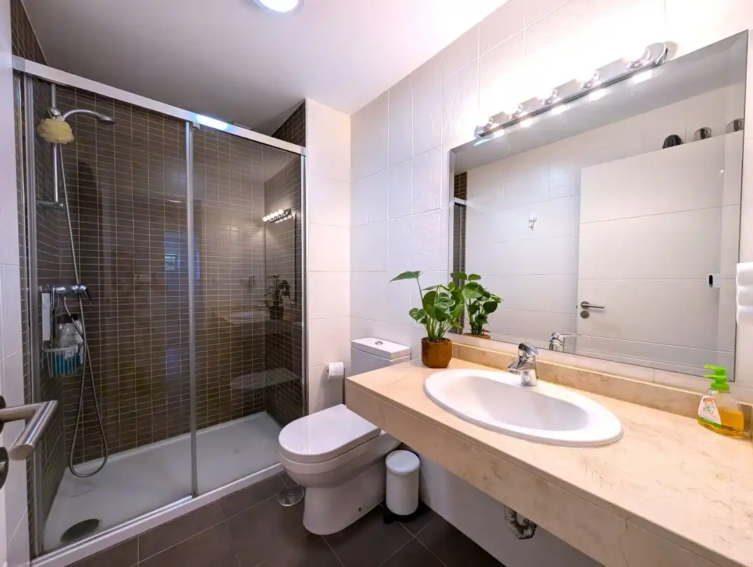 Bany de Apartament de lloguer en La Alcaidesa amb Aire condicionat, Calefacció i Jardí privat