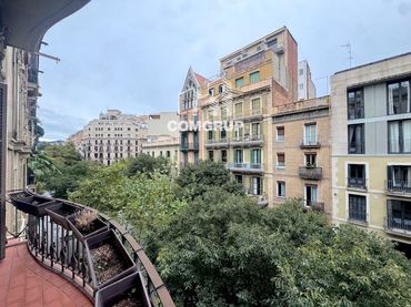 Pis amb balcó en venda a Girona