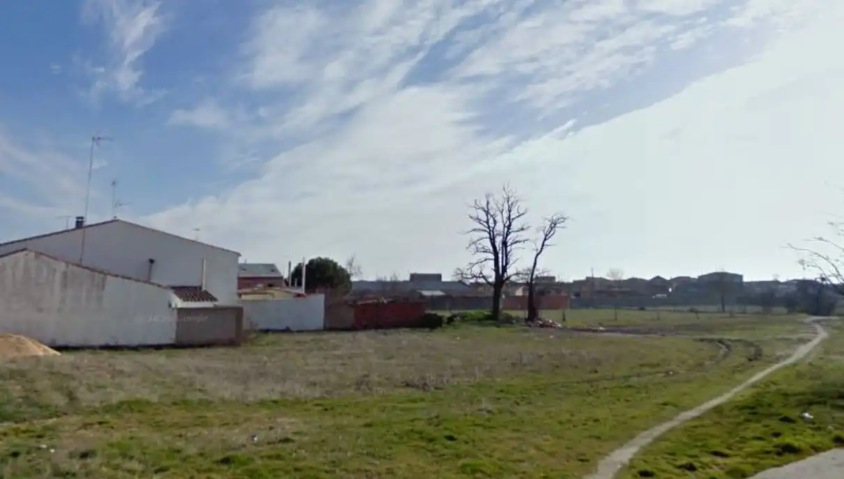 Terrenos y solares en venta en CL NOGALES DELICADO, imagen 2