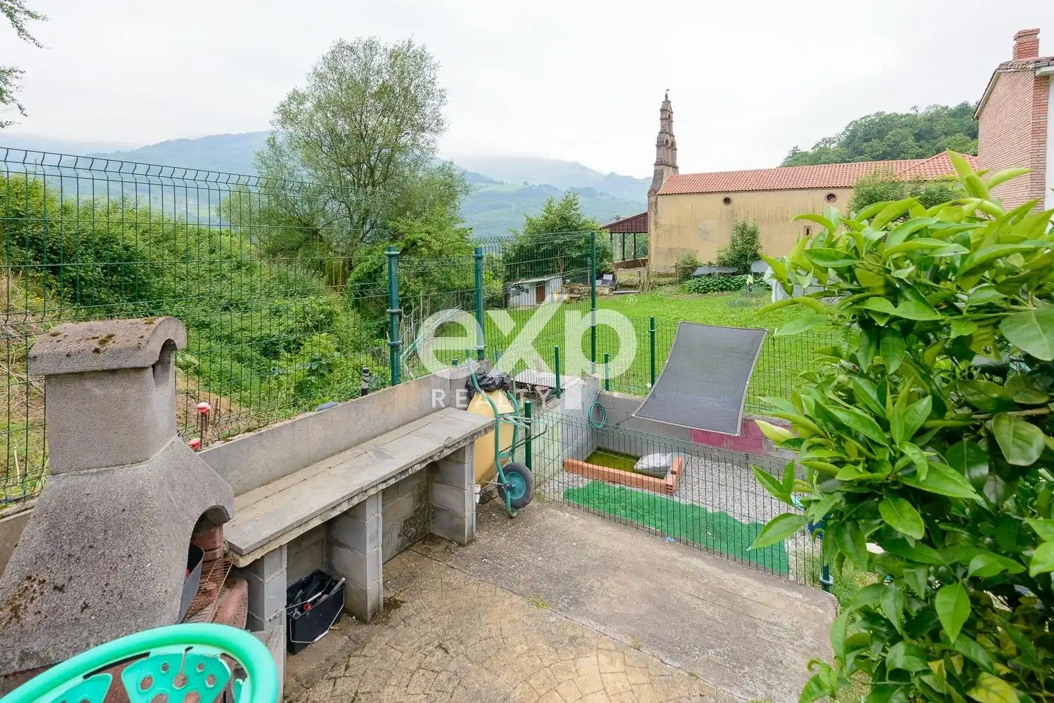 Vista exterior de Casa o xalet en venda en Lena amb Calefacció, Jardí privat i Terrassa