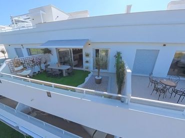 Pis amb piscina en venda a Calle Islas Bermudas 45