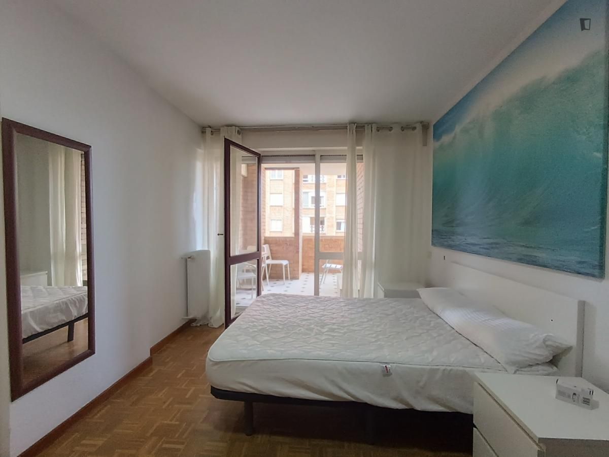 Dormitori de Apartament per a compartir en  Pamplona / Iruña amb Moblat, Forn i Rentadora