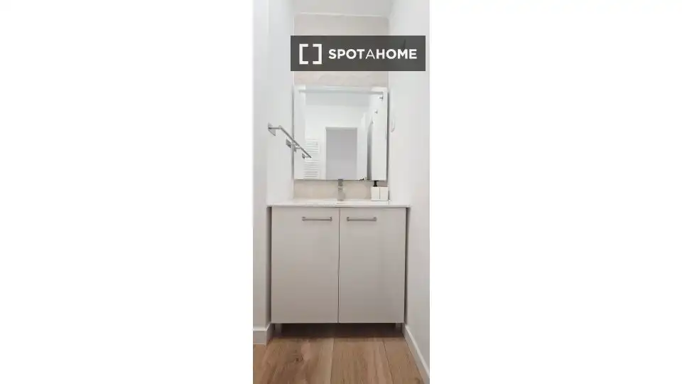 Badezimmer von Wohnung zur untervermieten in Madrid mit Klimaanlage, Heizung und Terrasse