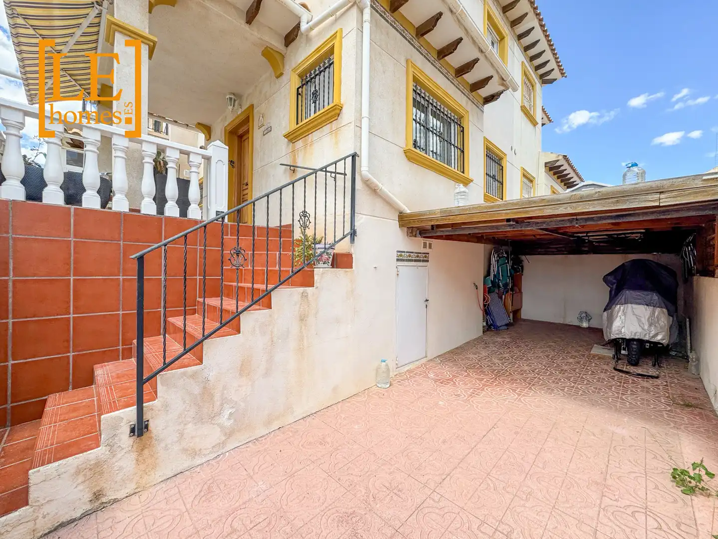 Vista exterior de Casa adosada en venda en Orihuela amb Aire condicionat, Jardí privat i Moblat
