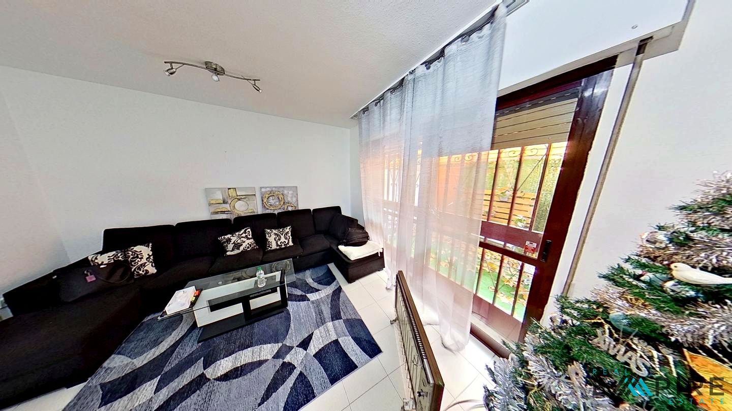 Sala d'estar de Casa adosada en venda en  Madrid Capital amb Calefacció