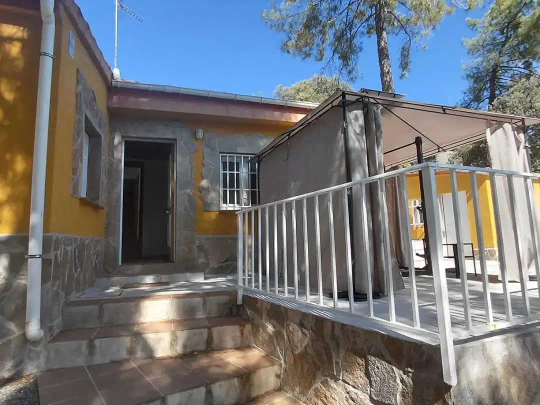 Vista exterior de Casa o chalet para compartir en Valdemaqueda con Calefacción, Jardín privado y Terraza