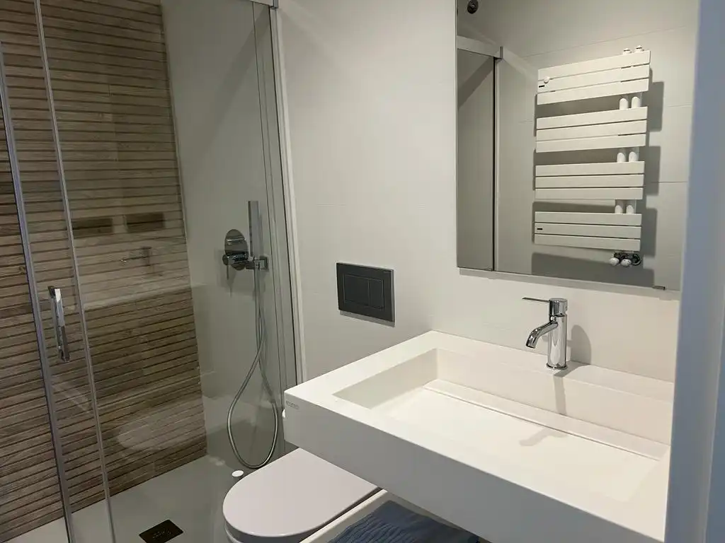 Badezimmer von Wohnung zur Miete in Málaga mit Klimaanlage, Heizung und Privatgarten