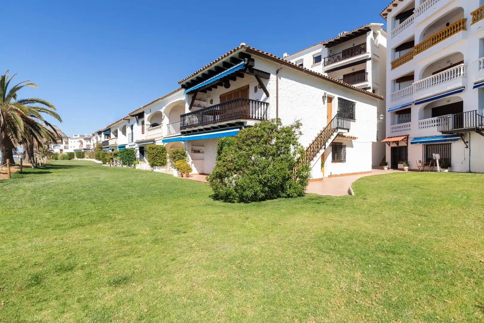 Vista exterior de Casa o xalet en venda en El Vendrell amb Parquet, Terrassa i Balcó