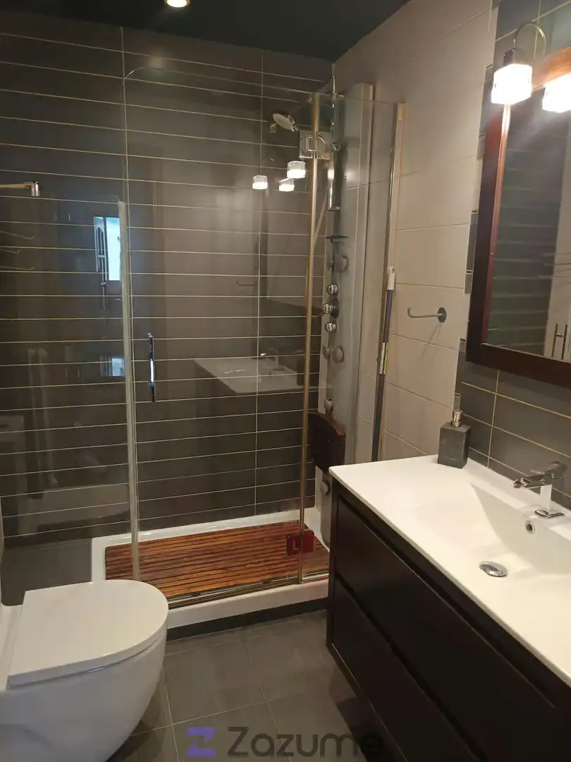 Bathroom of Flat for rent in Madrid  with Air Conditioner, Heating and Parquet flooring
