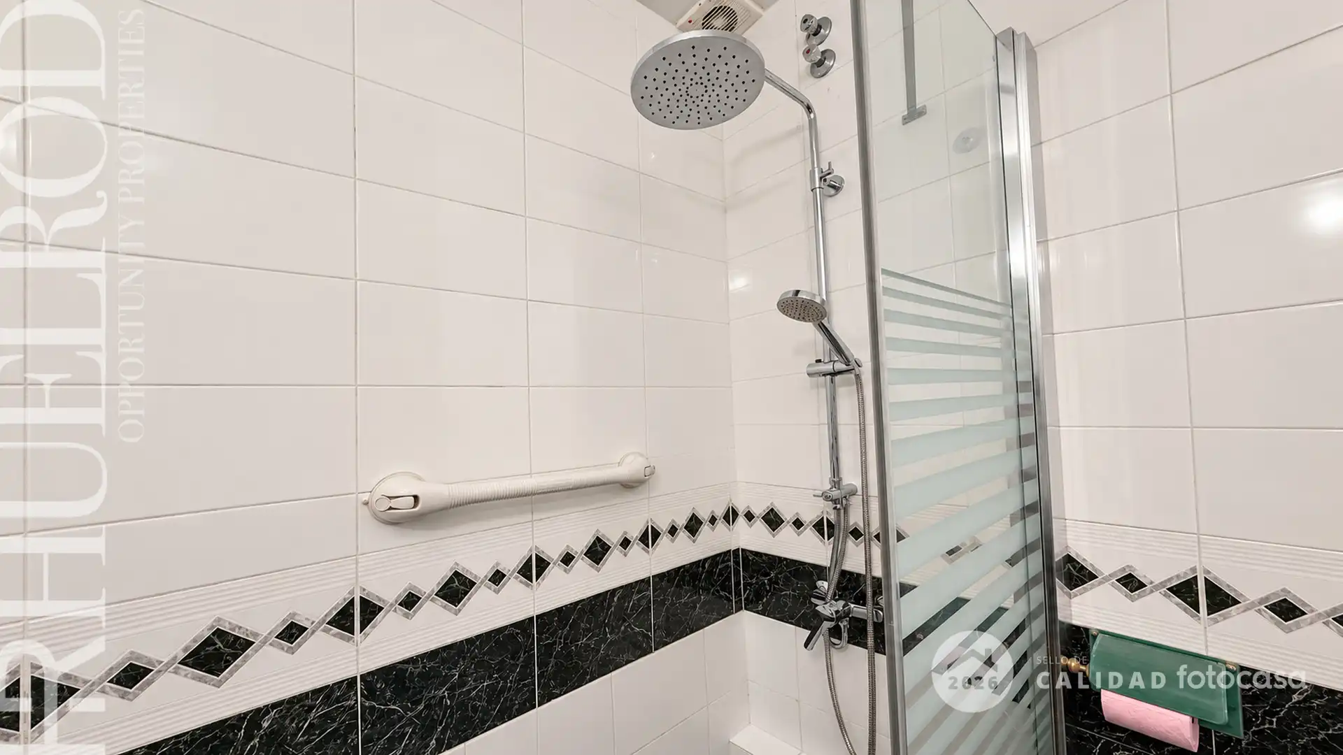 Baño de Casa adosada en venta en Cerdanyola del Vallès con Aire acondicionado, Calefacción y Jardín privado