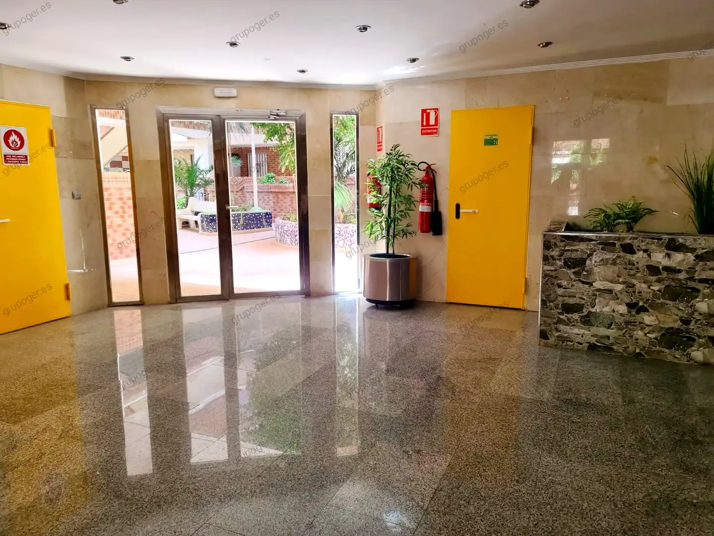 Piso con terraza en venta en Avenida Central 24, imagen 2
