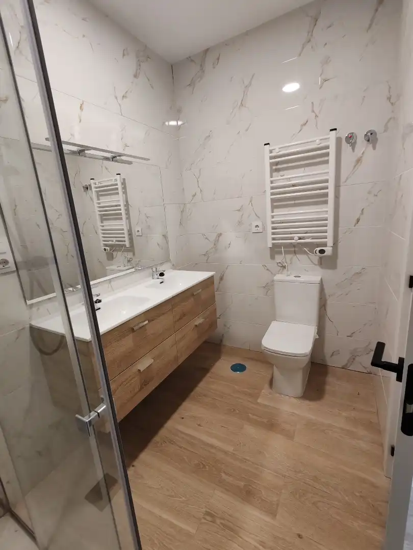 Badezimmer von Wohnung zum Verkauf in Fuenlabrada mit Klimaanlage, Heizung und Waschmaschine