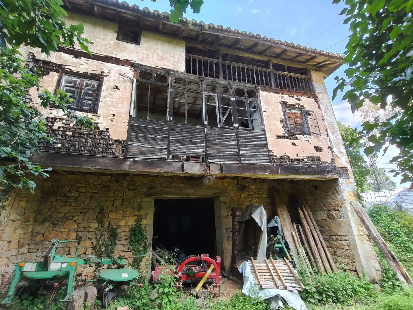Vista exterior de Casa o xalet en venda en Salas amb Terrassa i Piscina