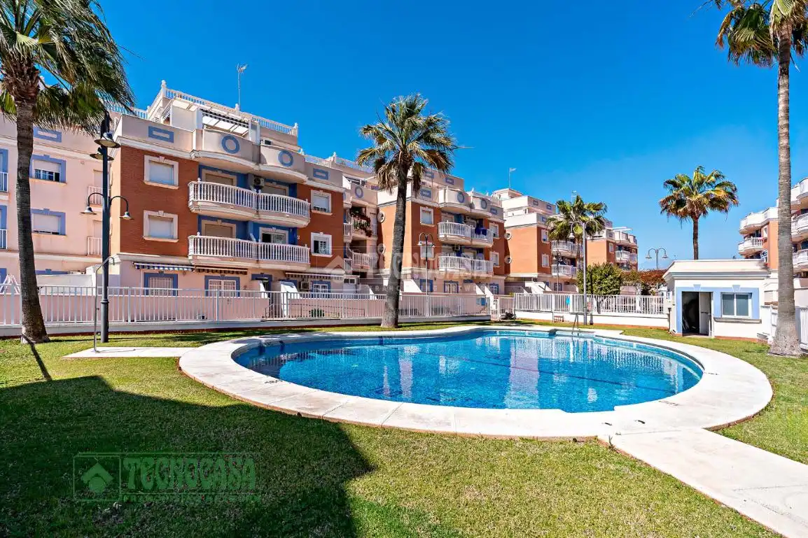 Vista exterior de Pis en venda en Roquetas de Mar amb Aire condicionat i Terrassa