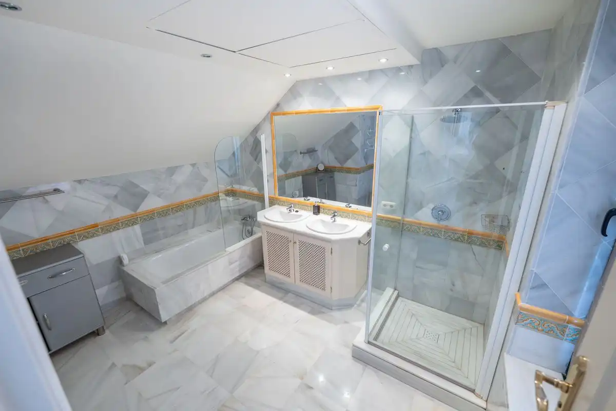 Baño de Ático de alquiler en Estepona con Aire acondicionado, Jardín privado y Terraza