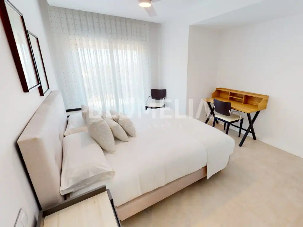 Schlafzimmer von Dachboden zum Verkauf in Oliva mit Klimaanlage, Heizung und Privatgarten
