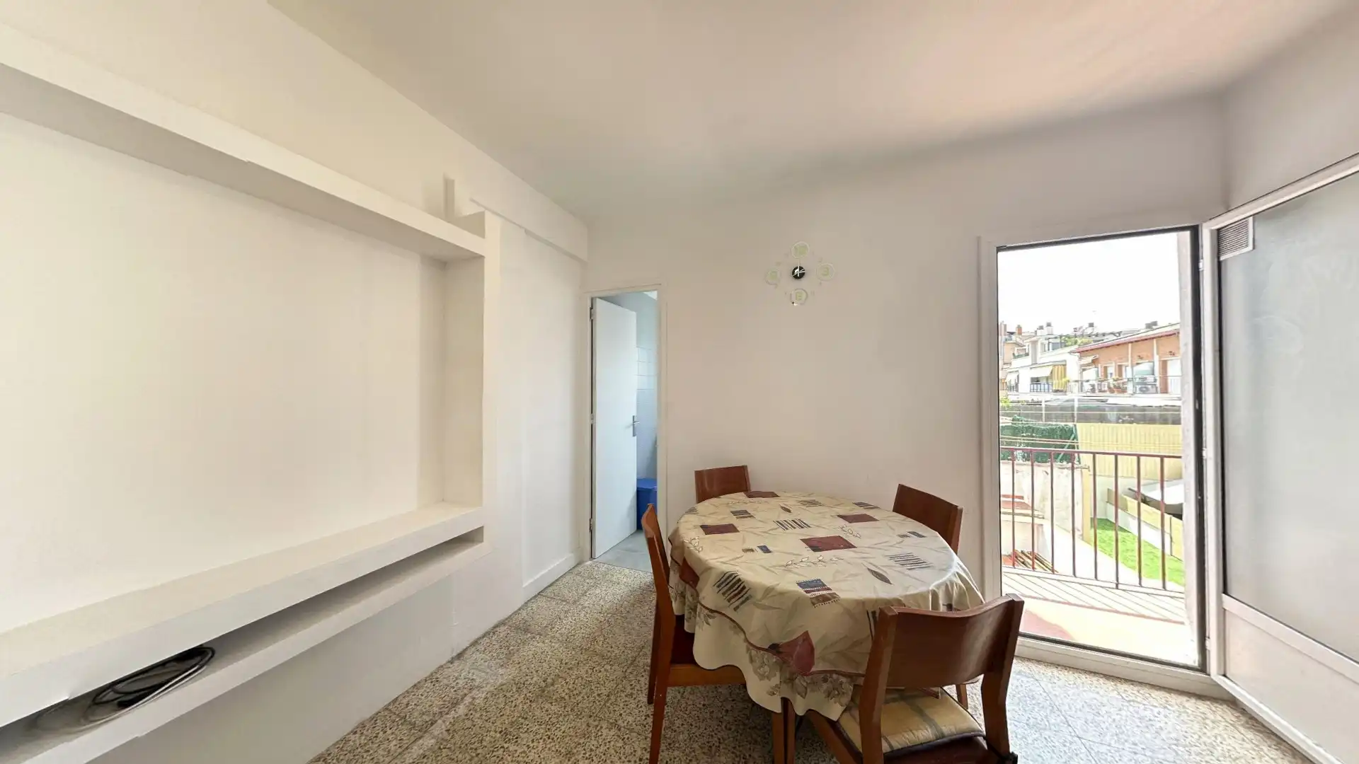 Comedor de Piso en venta en Cornellà de Llobregat con Amueblado, Horno y Balcón