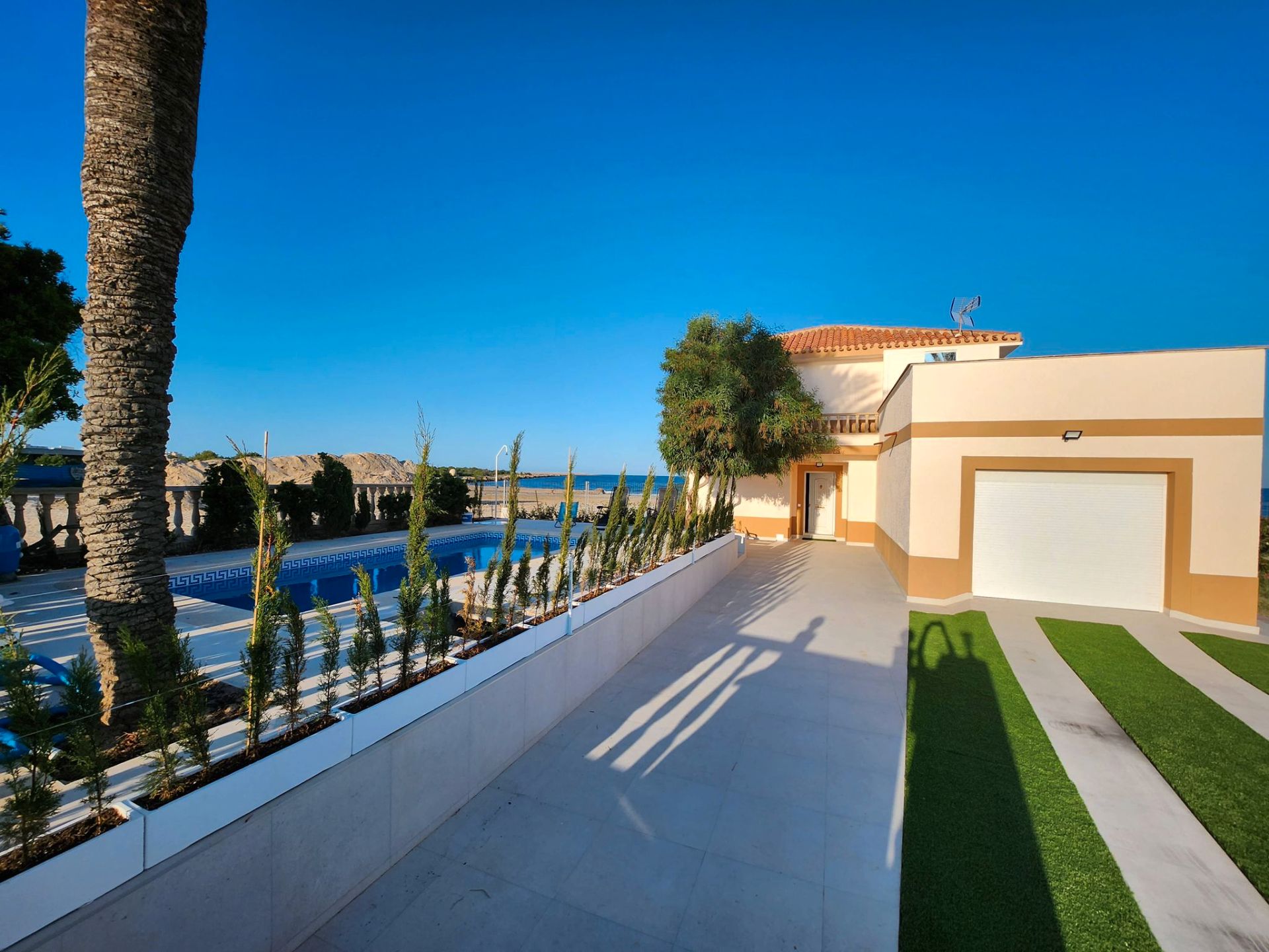 Vista exterior de Casa o xalet en venda en Cartagena amb Aire condicionat, Jardí privat i Piscina