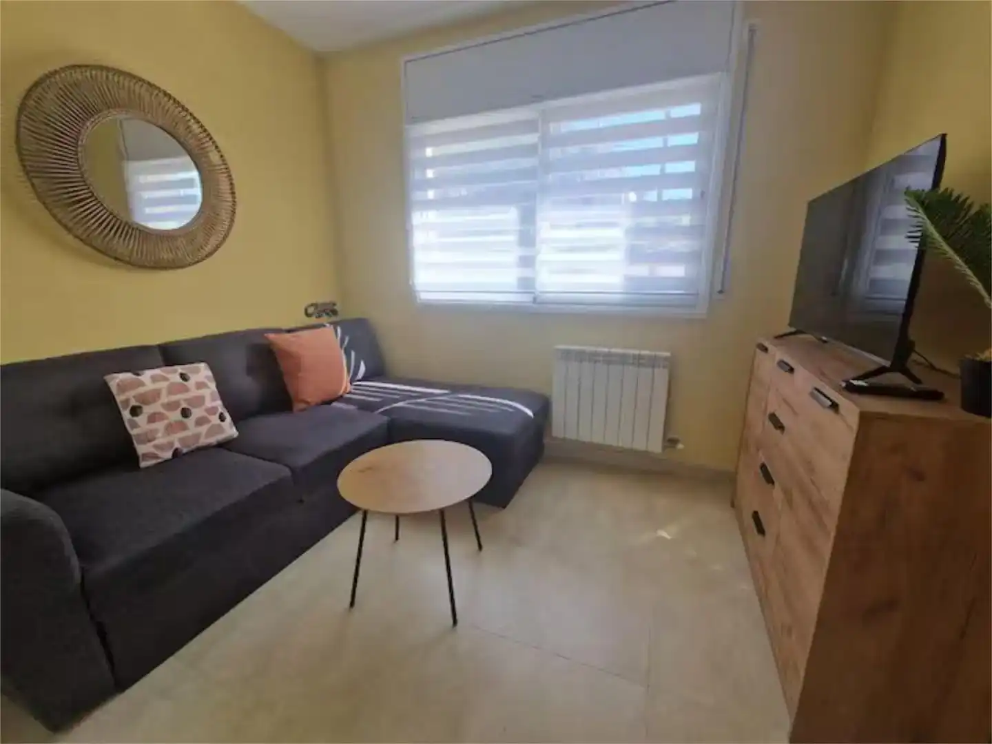 Sala d'estar de Pis de lloguer en Calafell amb Aire condicionat, Jardí privat i Parquet