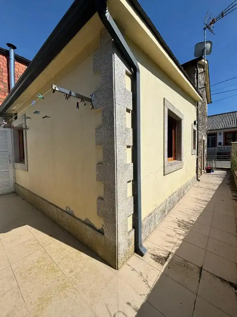 Vista exterior de Casa adosada en venda en Guitiriz amb Jardí privat, Moblat i Forn