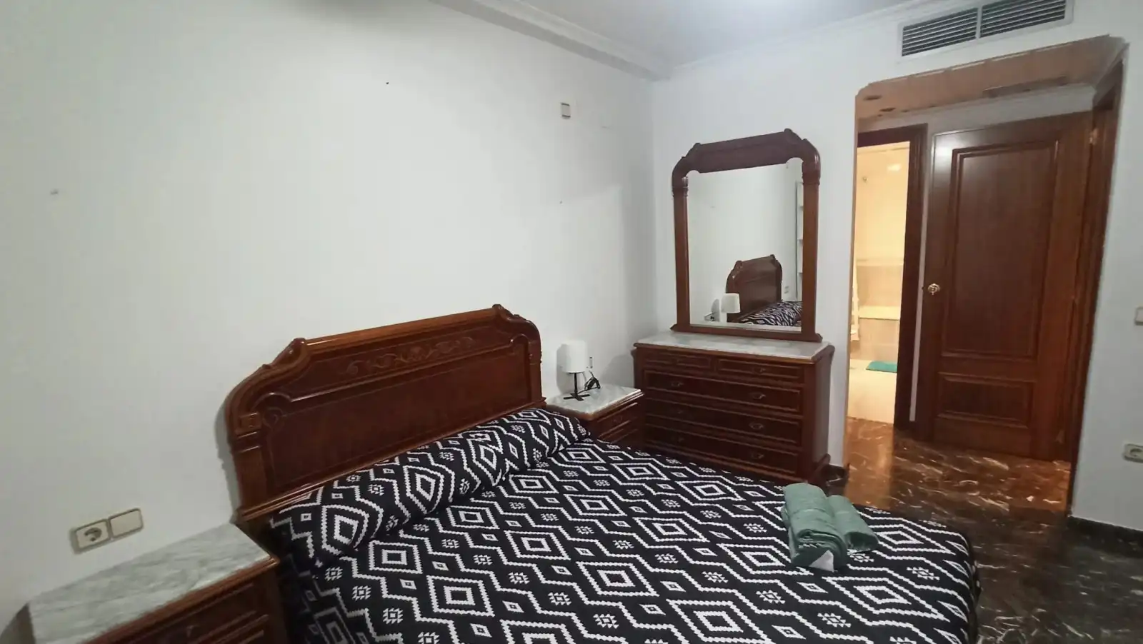 Bedroom of Flat for share in Patraix