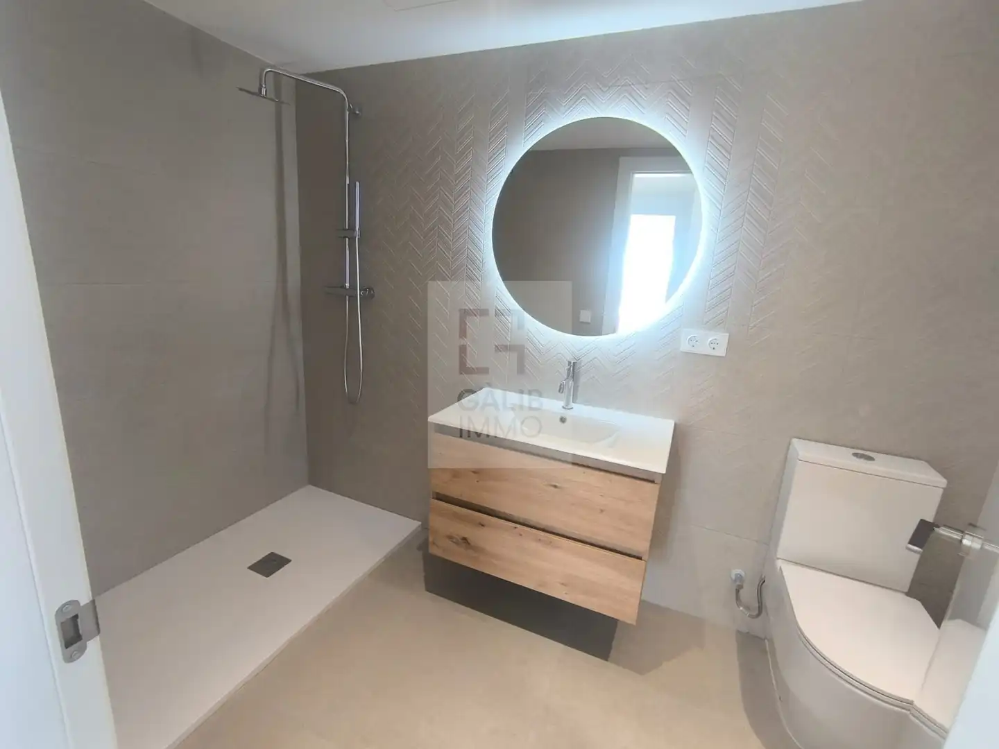 Badezimmer von Dachboden zum Verkauf in Figueres mit Klimaanlage, Terrasse und Abstellraum