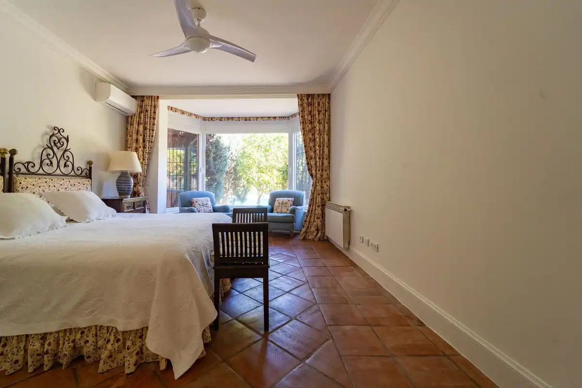 Habitación de Apartamento de alquiler en Benahavís con Aire acondicionado, Jardín privado y Terraza