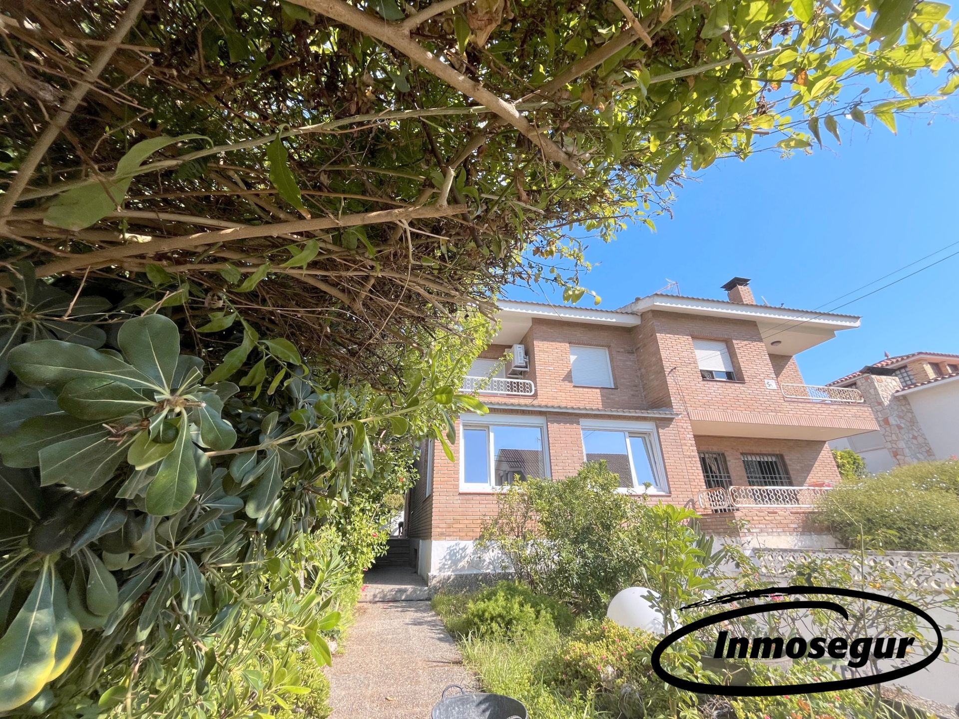 Vista exterior de Casa adosada en venda en Salou amb Aire condicionat, Calefacció i Jardí privat