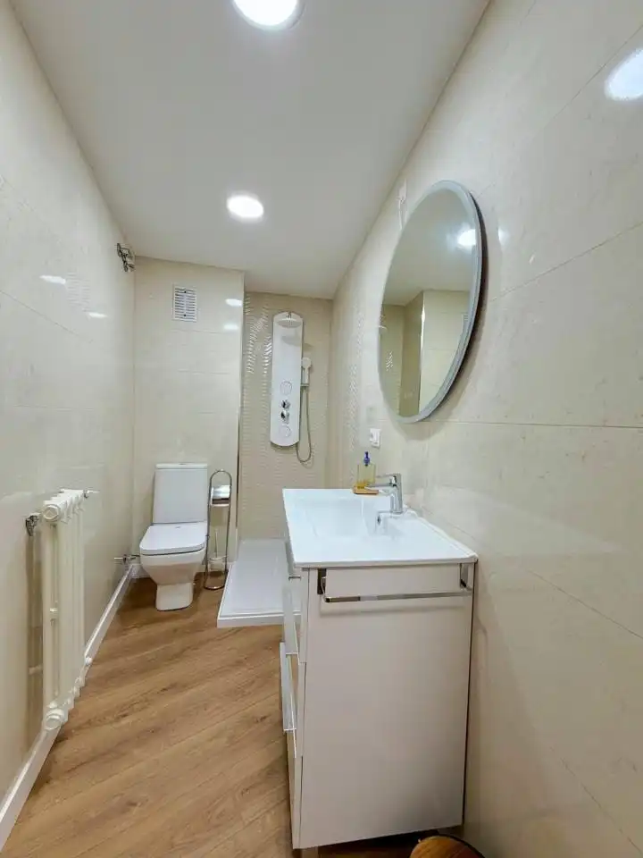 Baño de Piso de alquiler en León Capital  con Calefacción, Terraza y Amueblado