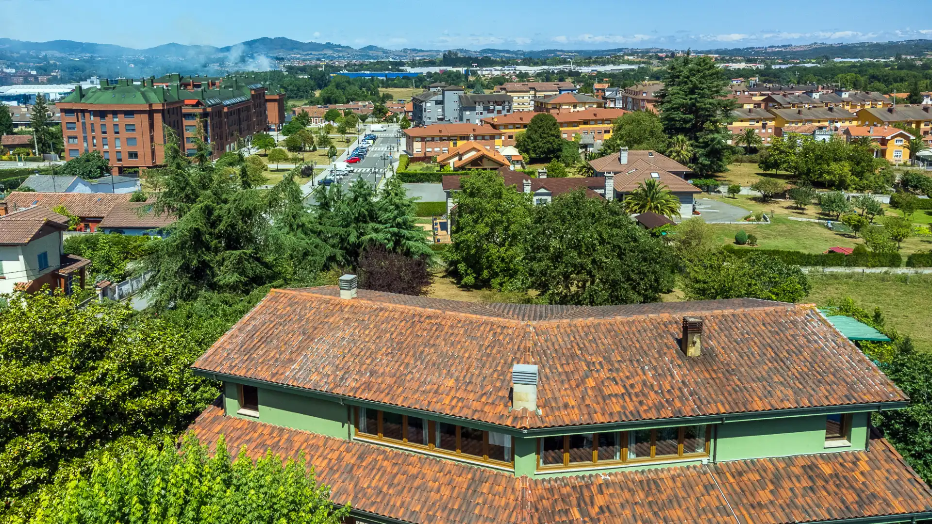 Vista exterior de Casa o chalet en venta en Oviedo  con Calefacción, Jardín privado y Parquet