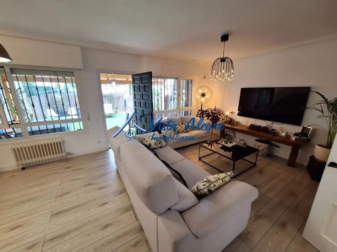 Wohnzimmer von Einfamilien-Reihenhaus zum Verkauf in Haro mit Klimaanlage, Heizung und Terrasse