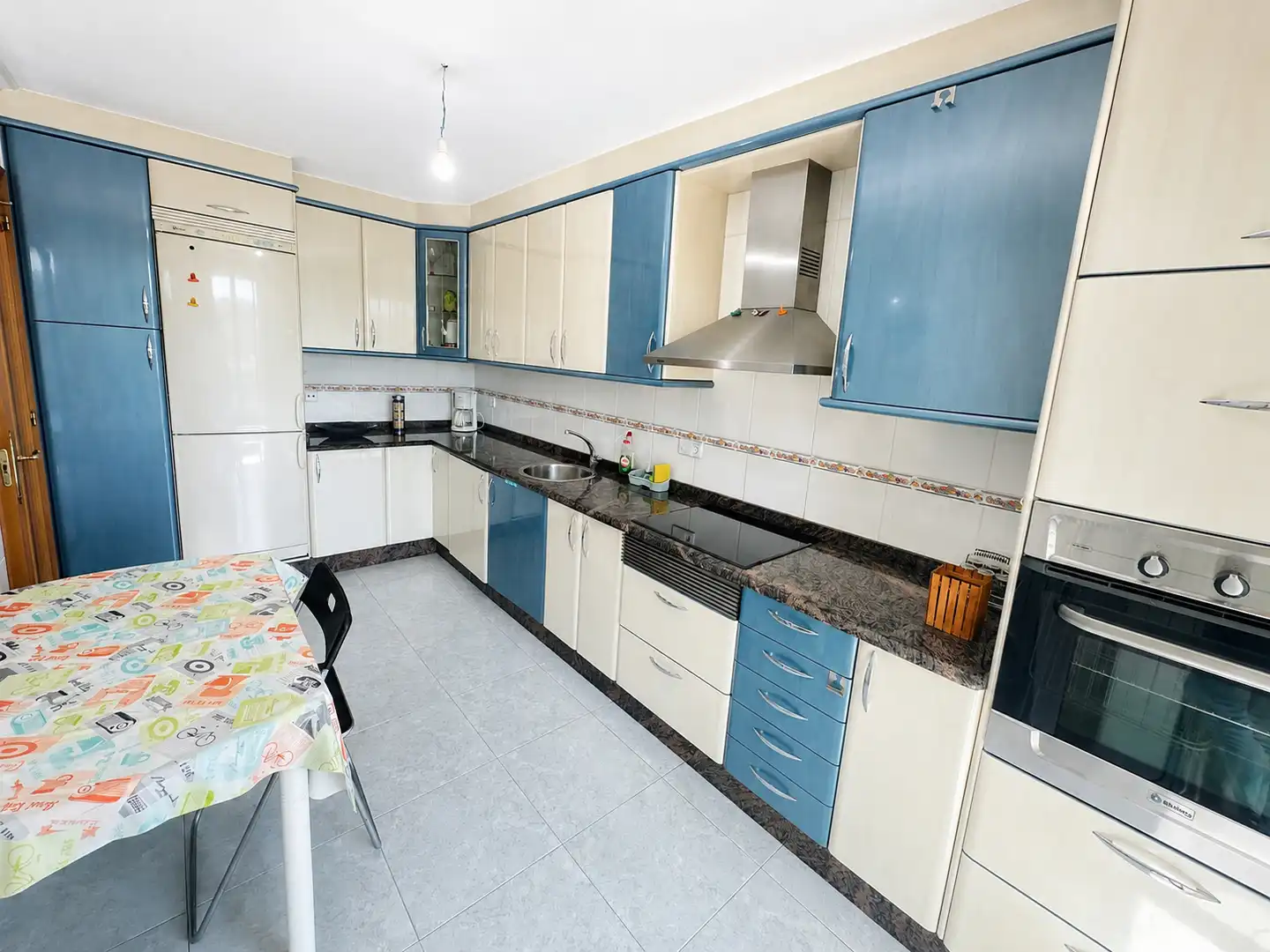 Cocina de Piso de alquiler en Ourense Capital  con Calefacción, Parquet y Trastero