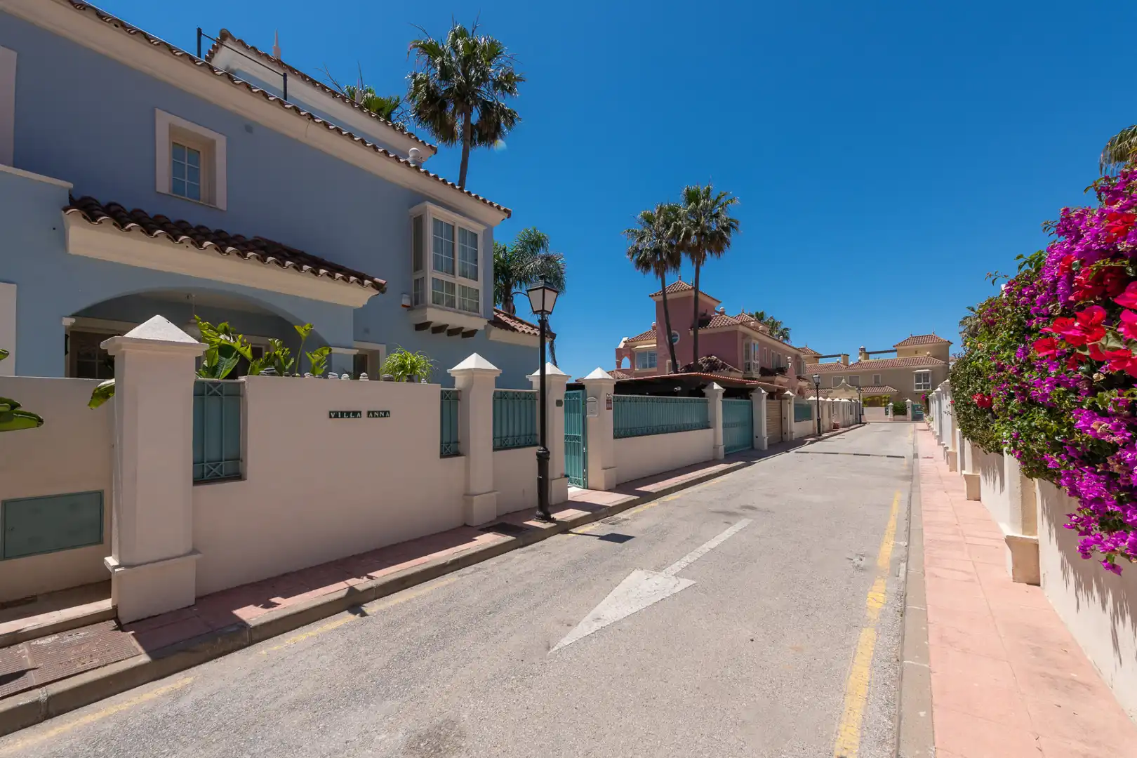 Vista exterior de Casa o chalet en venta en Marbella con Aire acondicionado, Calefacción y Jardín privado