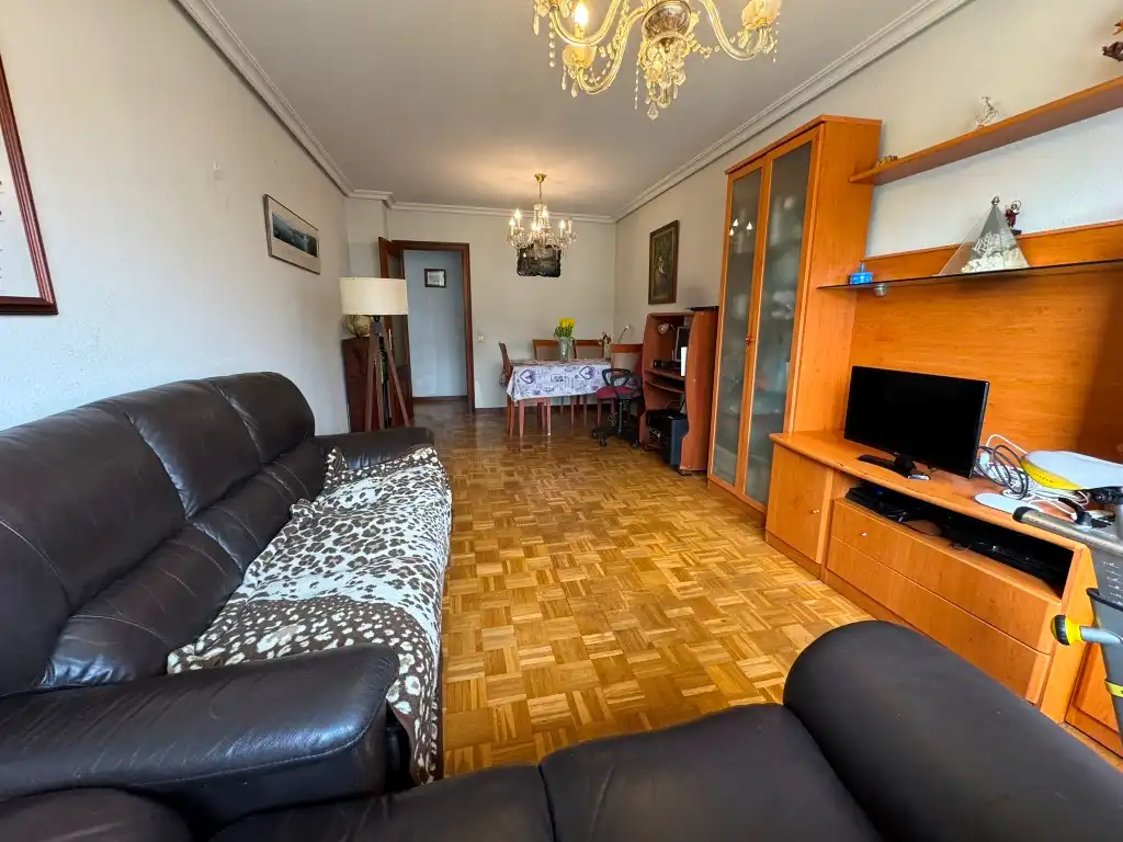 Sala d'estar de Pis en venda en Gijón  amb Calefacció, Parquet i Traster