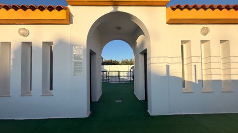 Foto 5 de Casa adosada en venta en Carrión de los Céspedes, Sevilla
