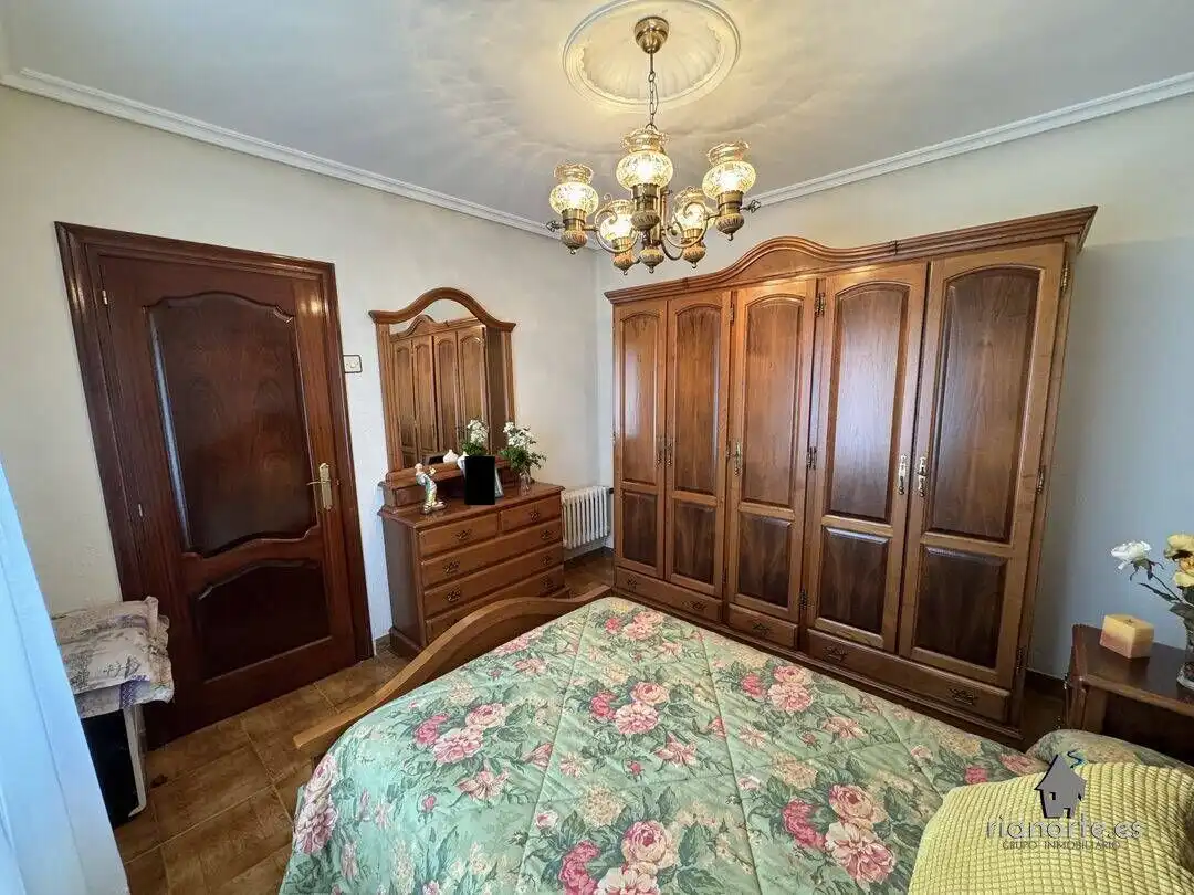 Habitación de Casa o chalet en venta en Oviedo  con Calefacción y Jardín privado