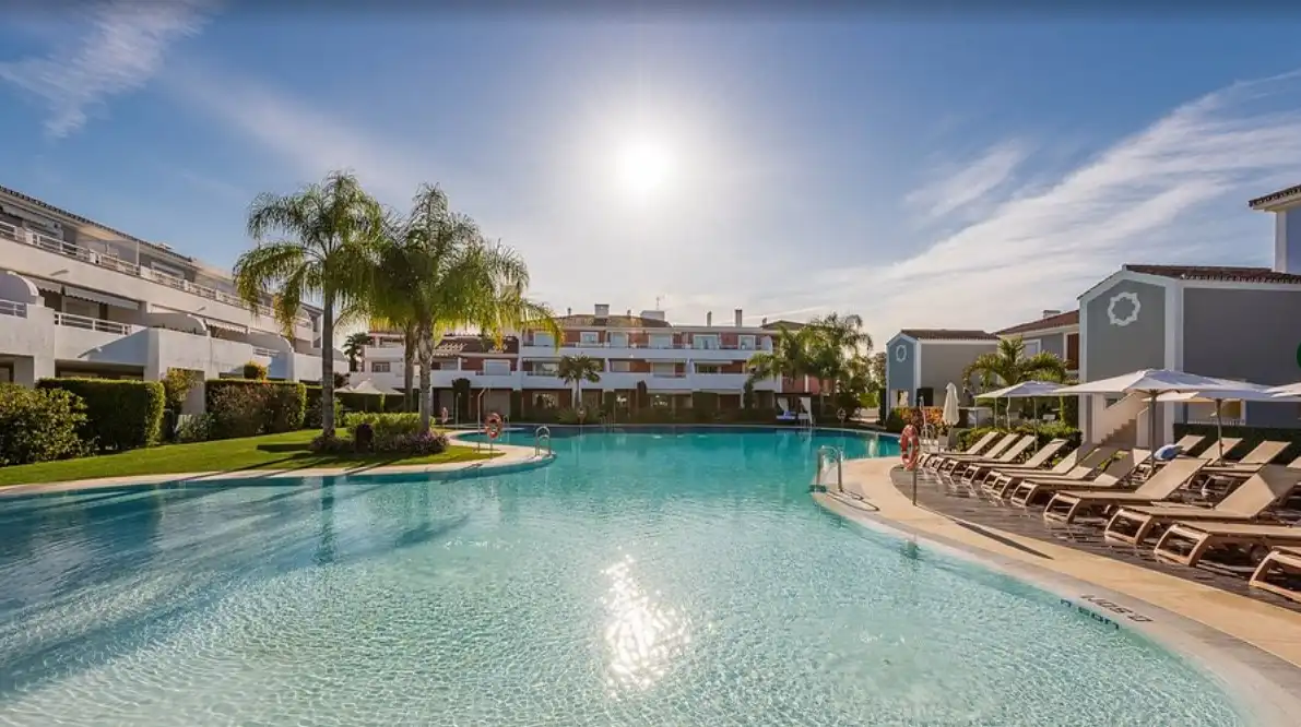 Piscina de Planta baixa en venda en Estepona amb Aire condicionat, Jardí privat i Terrassa
