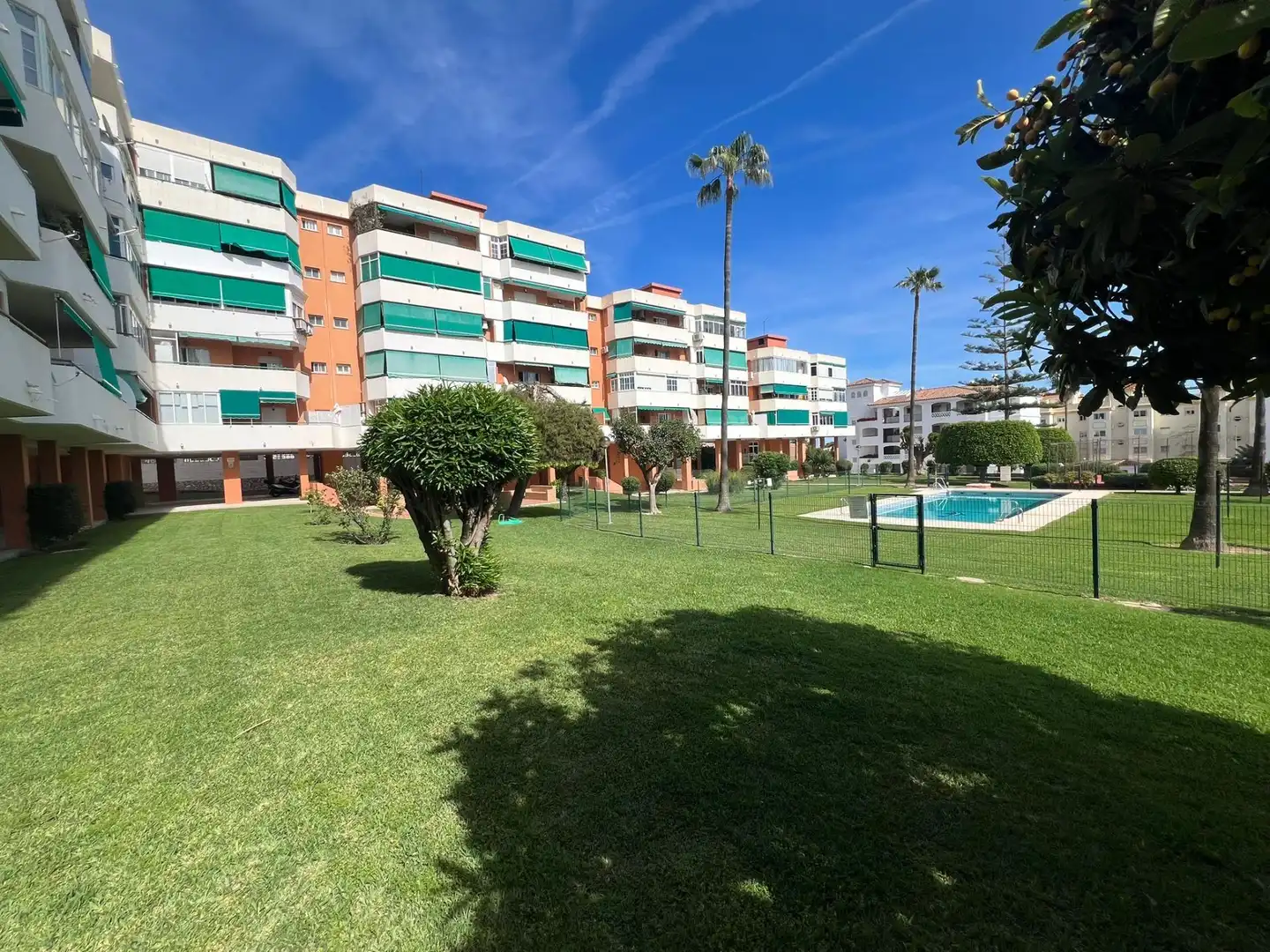 Außenansicht von Wohnung zum Verkauf in Torremolinos mit Klimaanlage, Privatgarten und Terrasse