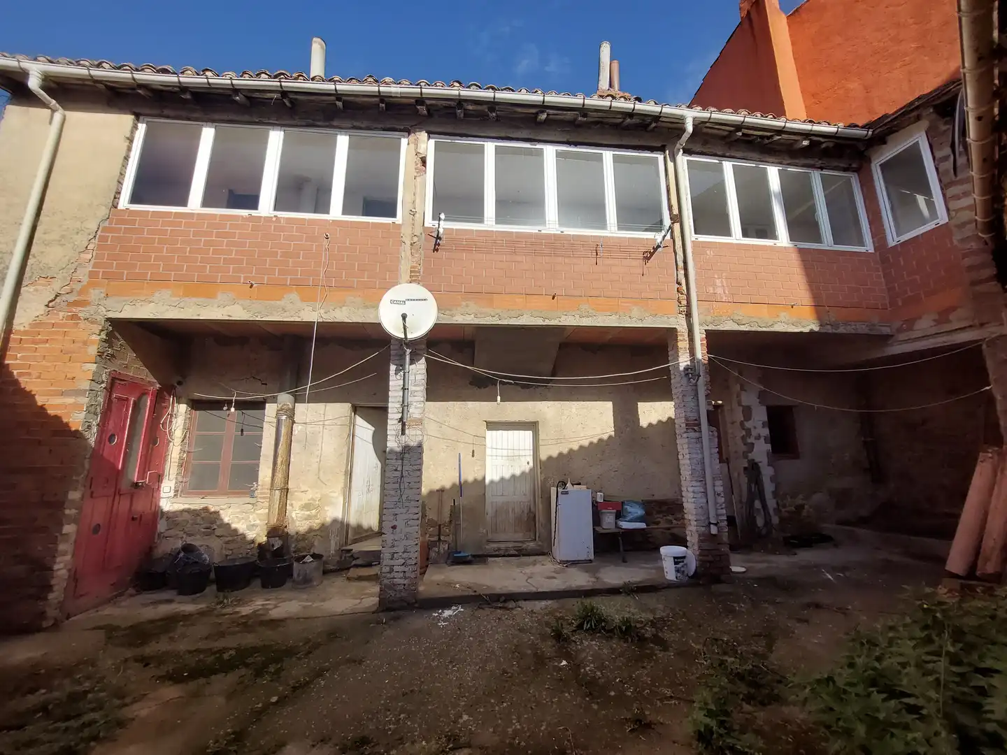Vista exterior de Casa o xalet en venda en Boñar amb Calefacció, Jardí privat i Terrassa