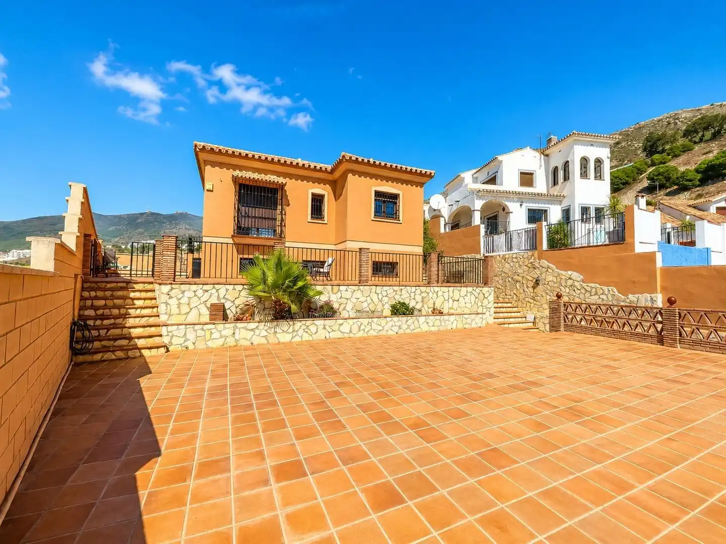 Außenansicht von Haus oder Chalet zum Verkauf in Benalmádena mit Klimaanlage, Heizung und Privatgarten