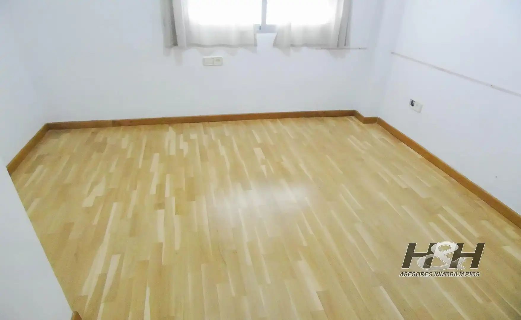 Dormitori de Pis de lloguer en Burjassot amb Parquet i Balcó
