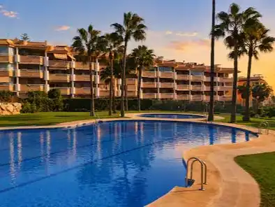 Vista exterior de Àtic de lloguer en Fuengirola amb Aire condicionat, Jardí privat i Terrassa