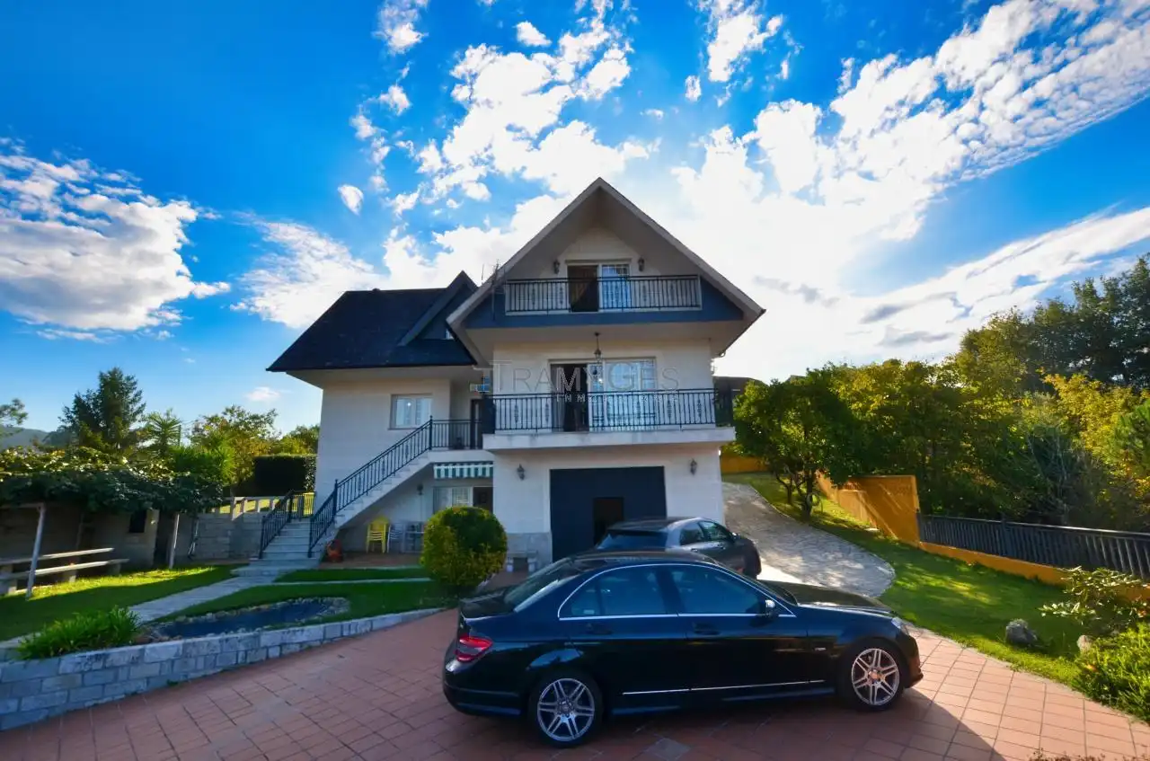 Vista exterior de Casa o xalet en venda en Redondela amb Calefacció, Jardí privat i Terrassa