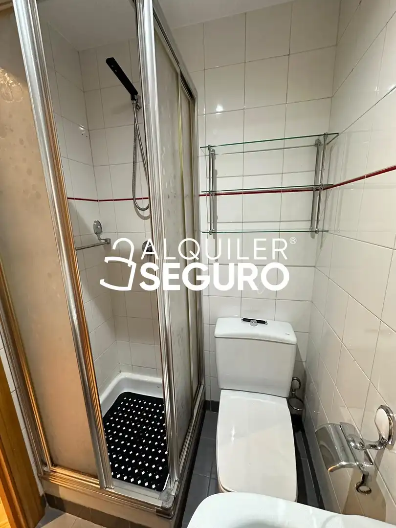 Badezimmer von Wohnung zur Miete in Madrid mit Heizung, Schwimmbad und Möbliert
