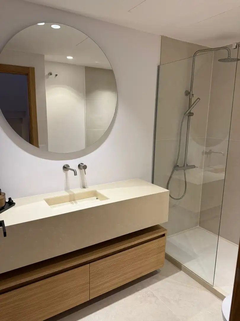Baño de Apartamento de alquiler en Marbella con Aire acondicionado, Calefacción y Terraza