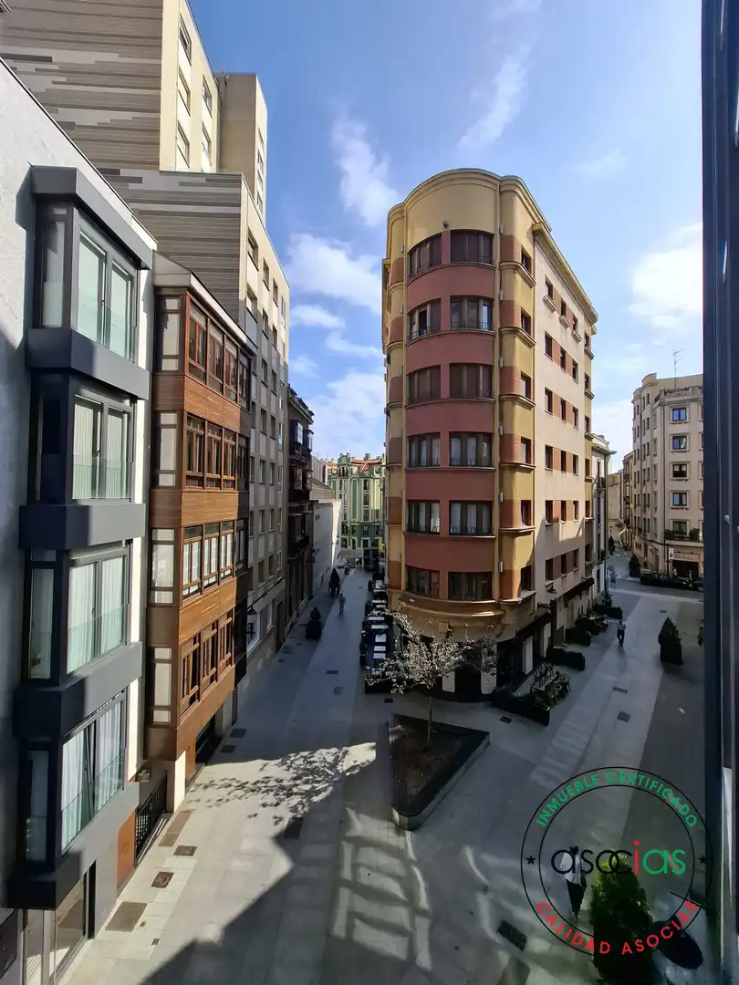 Vista exterior de Pis en venda en Gijón  amb Calefacció