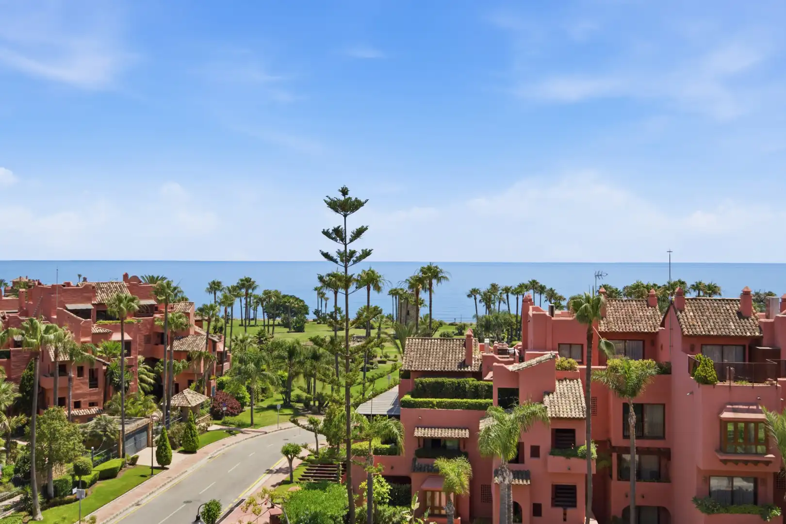 Vista exterior de Ático en venta en Estepona con Terraza, Piscina y Piscina comunitaria