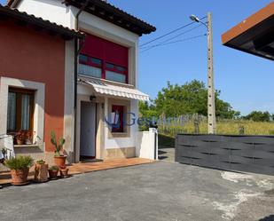 Vista exterior de Casa adosada en venda en Siero amb Calefacció, Jardí privat i Piscina