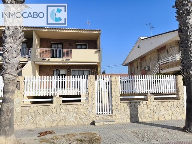 Vista exterior de Casa o xalet en venda en Los Alcázares amb Jardí privat, Terrassa i Moblat