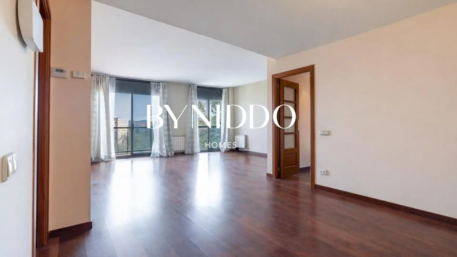 Living room of Flat for sale in Sant Cugat del Vallès  with Air Conditioner, Heating and Parquet flooring